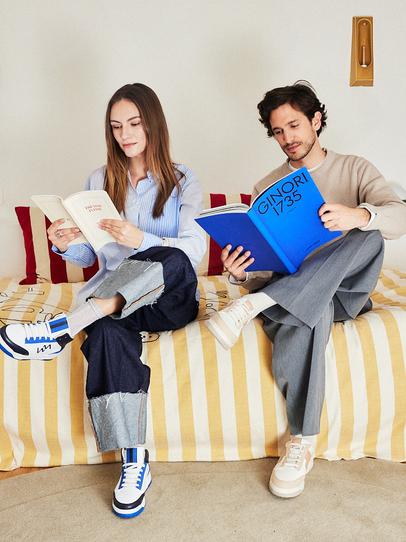 Homme et femme portant des baskets unisexes assorties