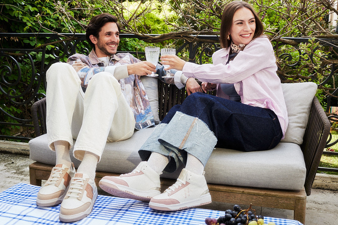 Femme portant les baskets montantes French Touch Vanilla Ice