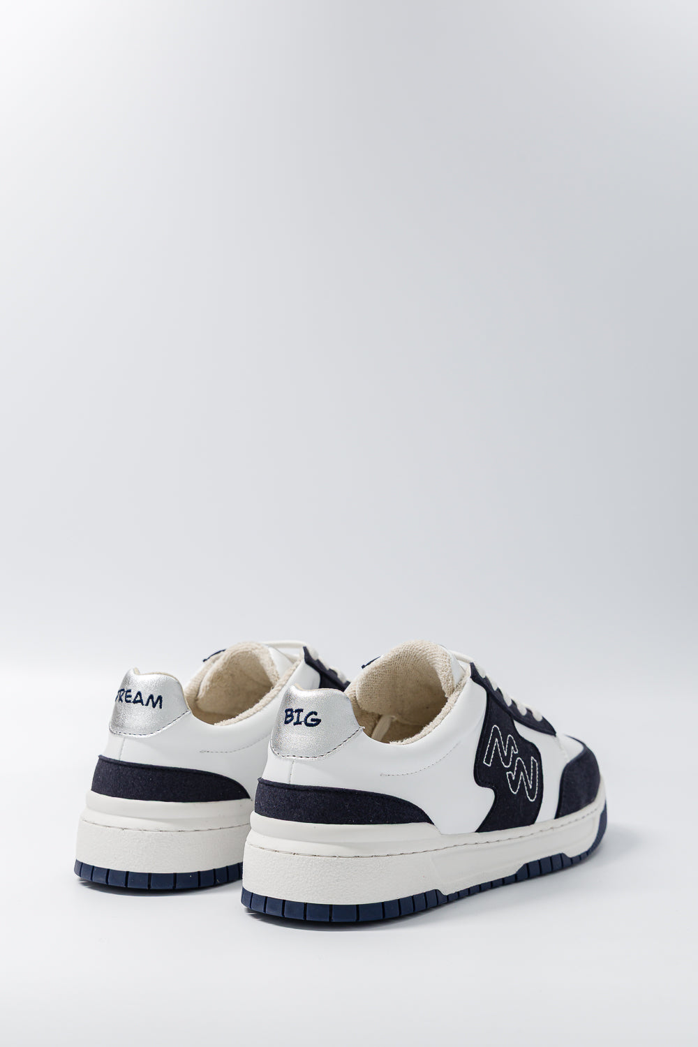 Dream Big Silver Navy – baskets sportswear vegan avec détails argentés