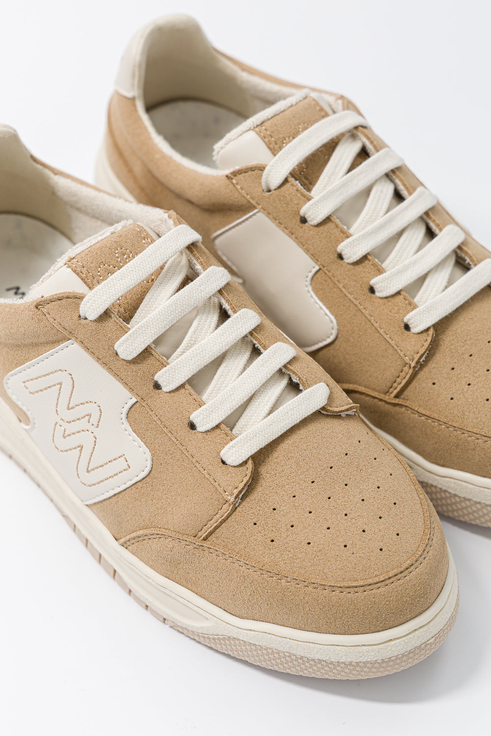 Gros plan sur les détails en suède vegan et la semelle bicolore des baskets vegan Dream Big Dune