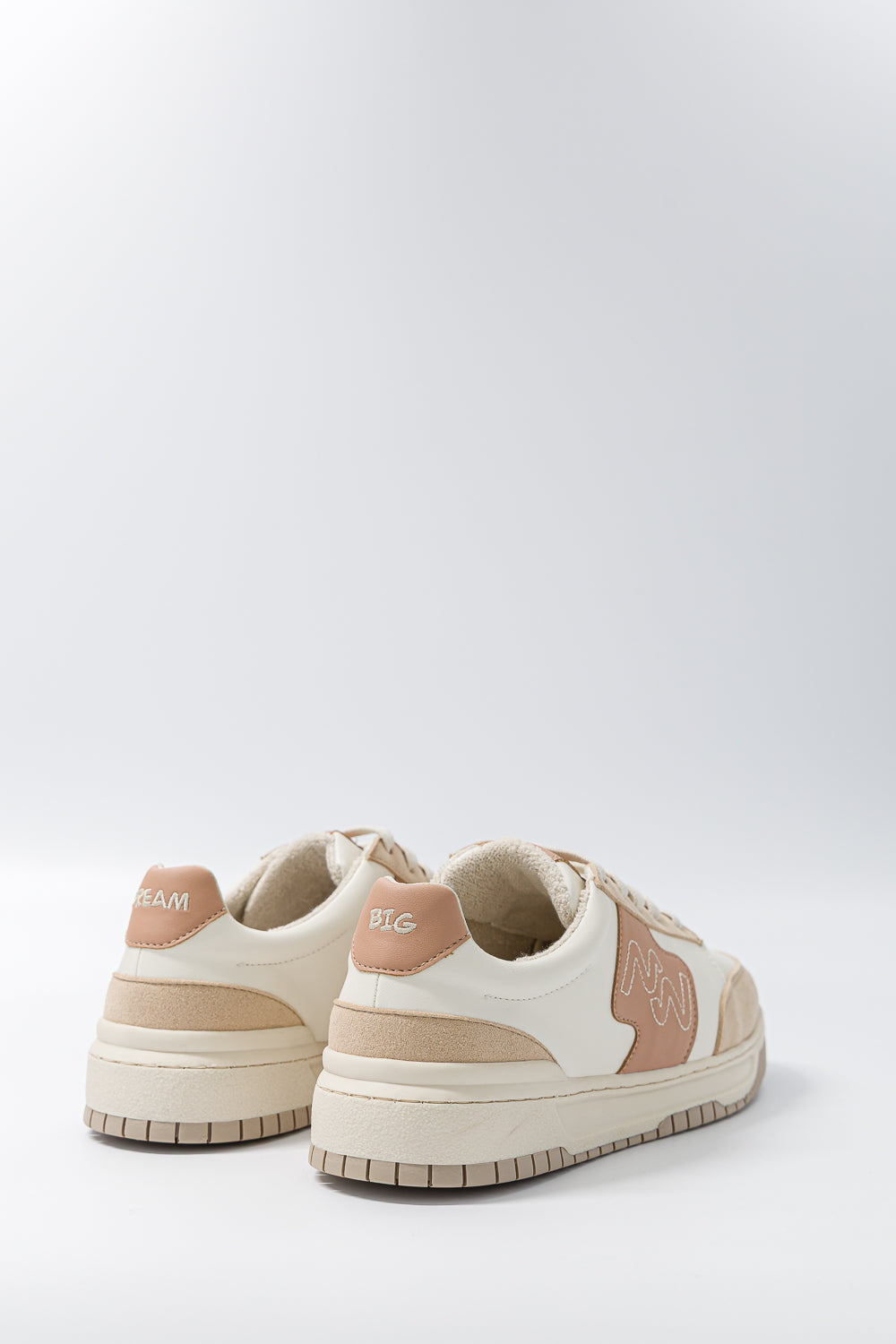 Vue arrière des baskets vintage Dream Big Café Latte avec empiècements en suède vegan