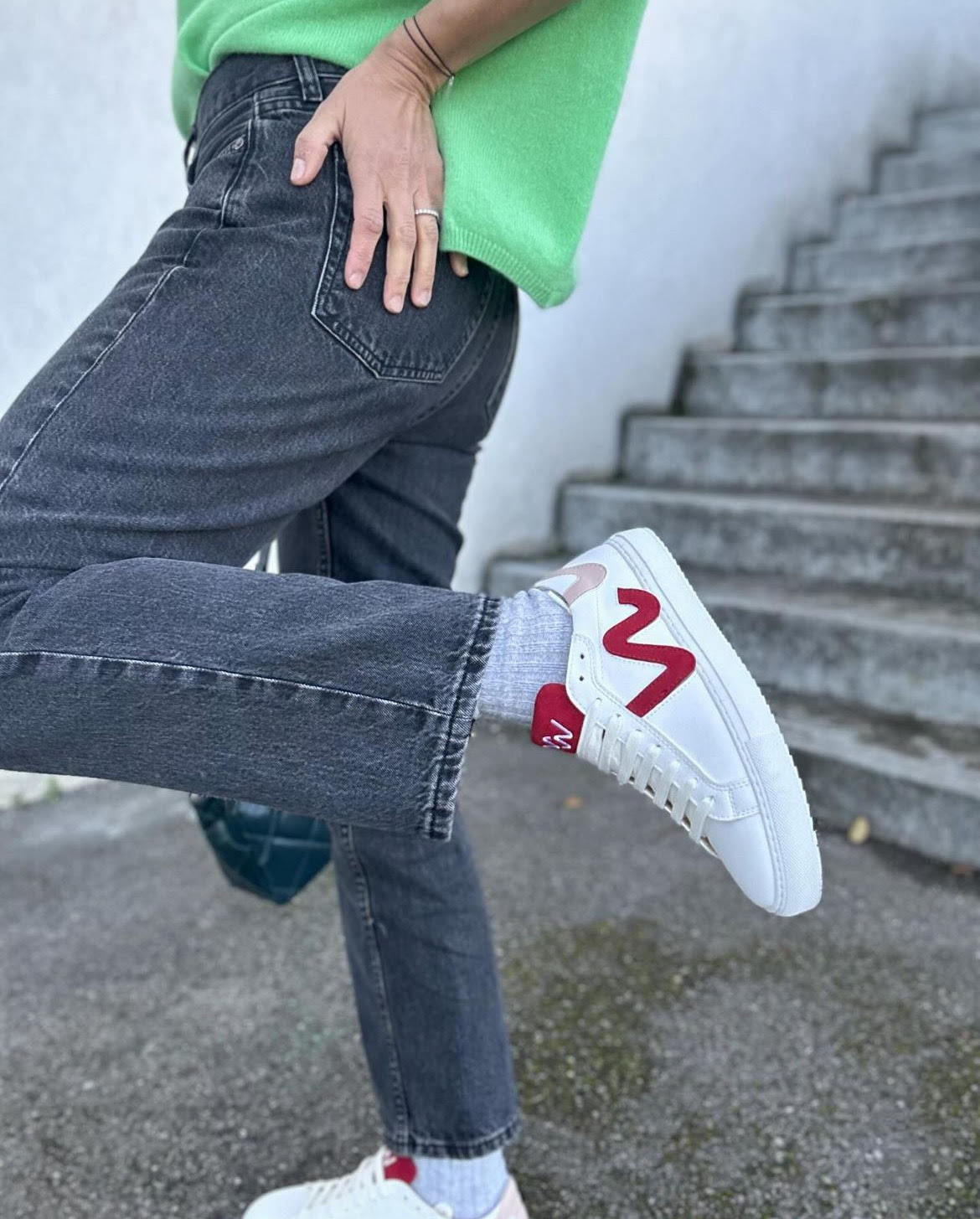 Tenue élégante avec des baskets rouges Mood Walk