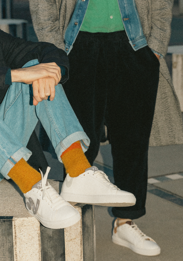 Une collection de baskets de différents styles exposées