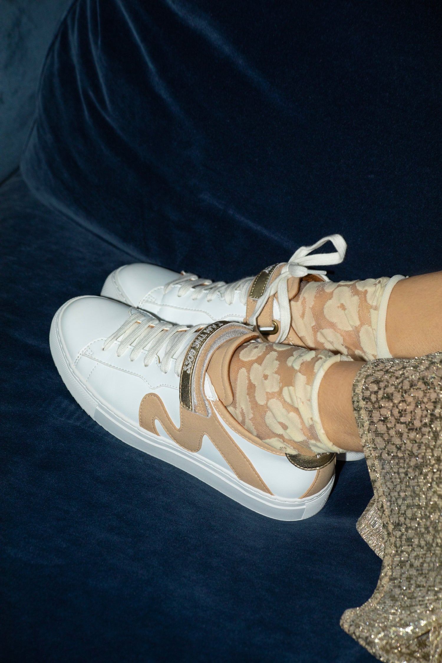 Femme portant une tenue festive avec des baskets Mood Walk pour le réveillon