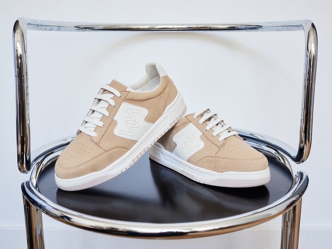 Baskets vegan couleur beige photographiées sur un siège