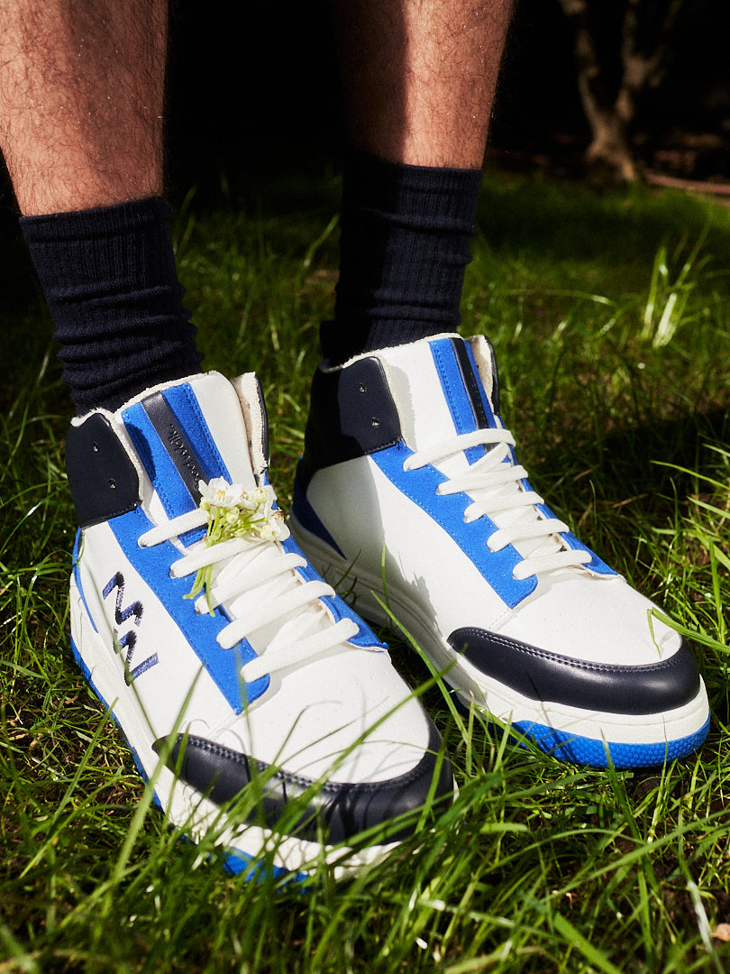 Gros plan sur les détails d’une paire de baskets montantes vegan fabriquées avec des matériaux durables.
