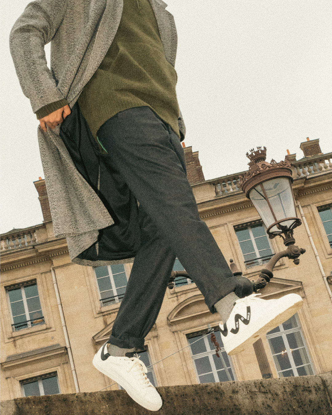 Une paire de sneakers Mood Walk Wild Walker avec des vêtements minimalistes.