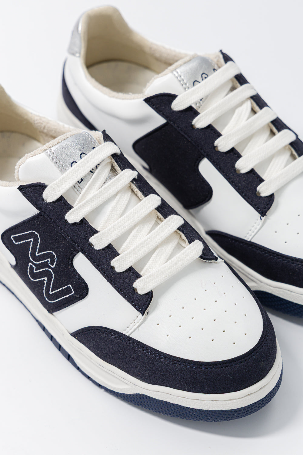 Baskets vintage Dream Big Silver Navy – gros plan